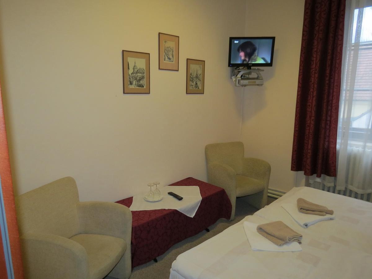 Hotel Cesky Dvur Beroun  Exterior foto